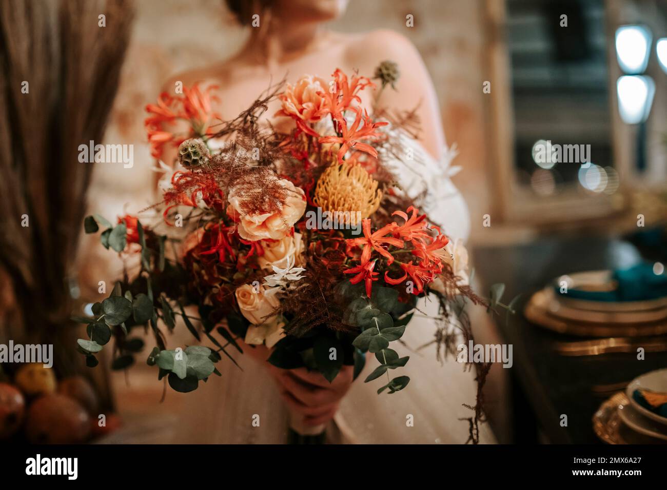 Magnifique bouquet de mariée dans un cadre rustique Banque D'Images