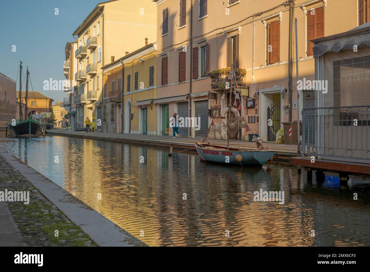 Rue principale et voie navigable de la ville de Comacchio en hiver après-midi; Comacchio, province de Ferrara, Emilie-Romagne, Italie. Banque D'Images