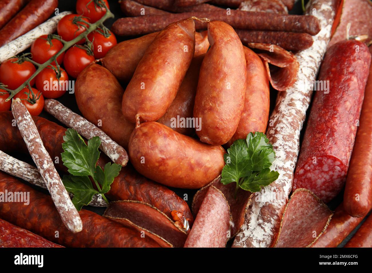 Différentes saucisses savoureuses comme arrière-plan, vue rapprochée Banque D'Images