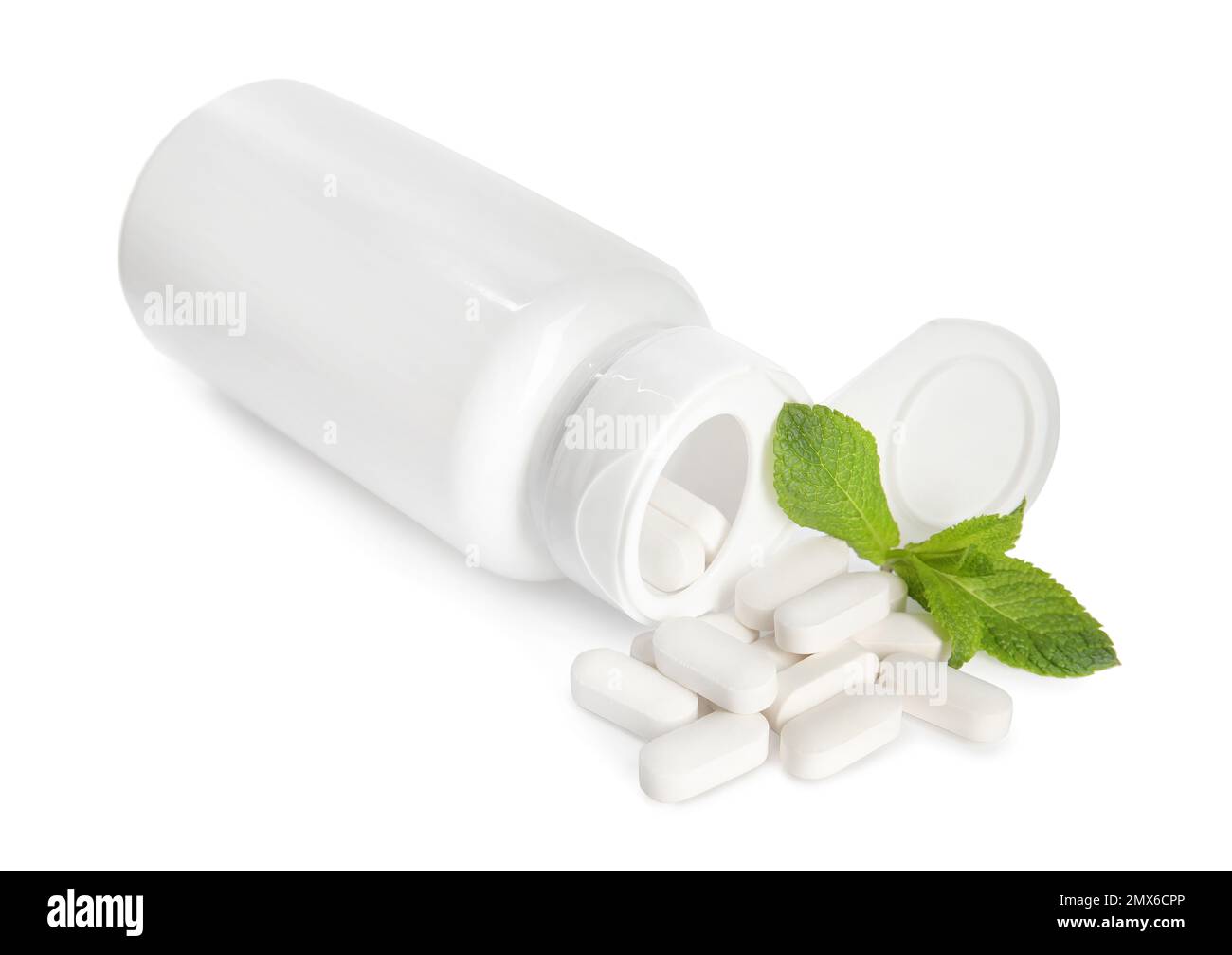 Bouteille avec pilules de vitamine et menthe sur fond blanc Banque D'Images