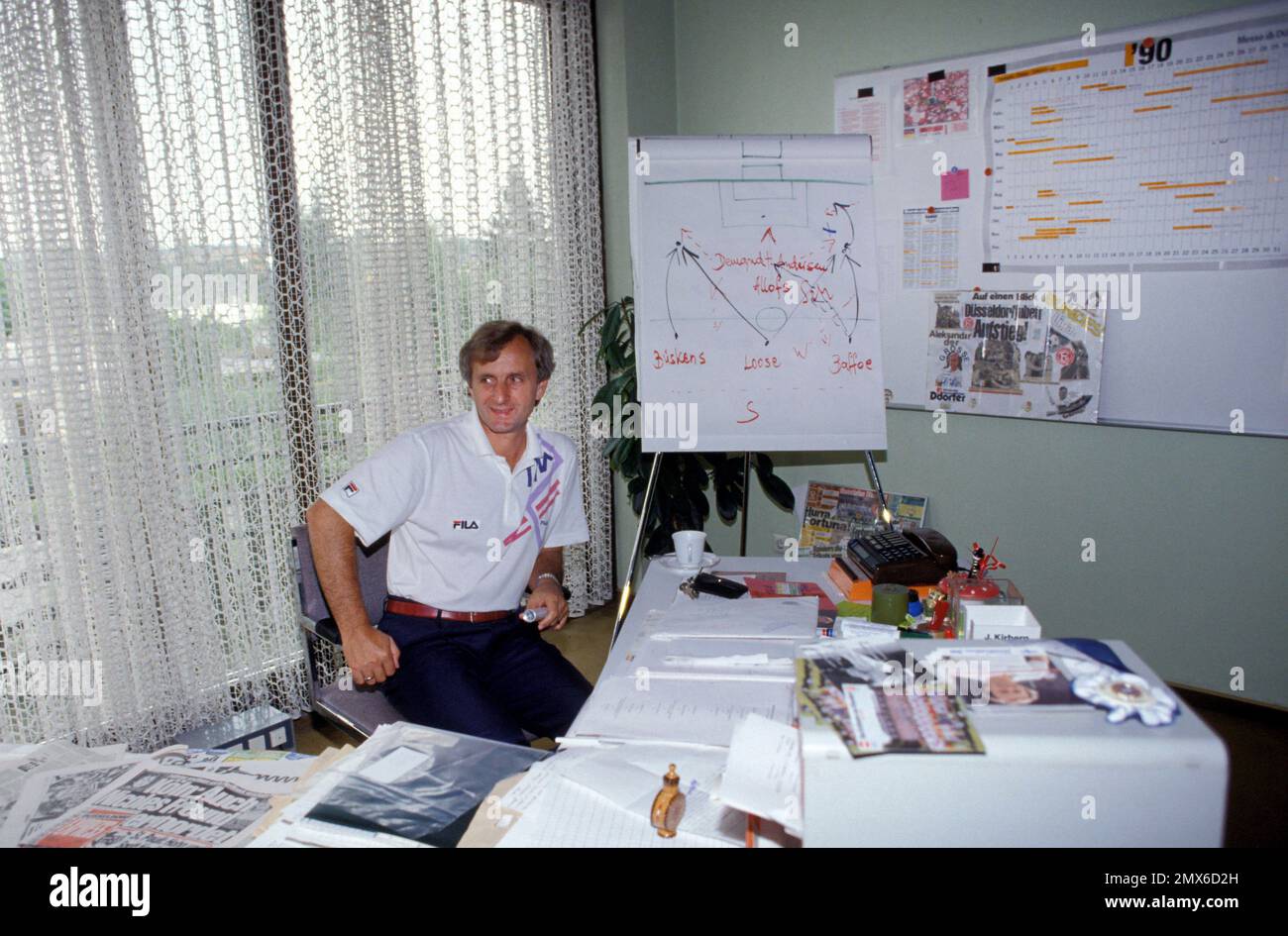 Düsseldorf, Allemagne, 1. Fussball Bundesliga 01.10.1990 F 95 Trainer Aleksandar RISTIC in seinem Büro auf dem Fortuna Vereinsgelände am Flingerbroi Banque D'Images