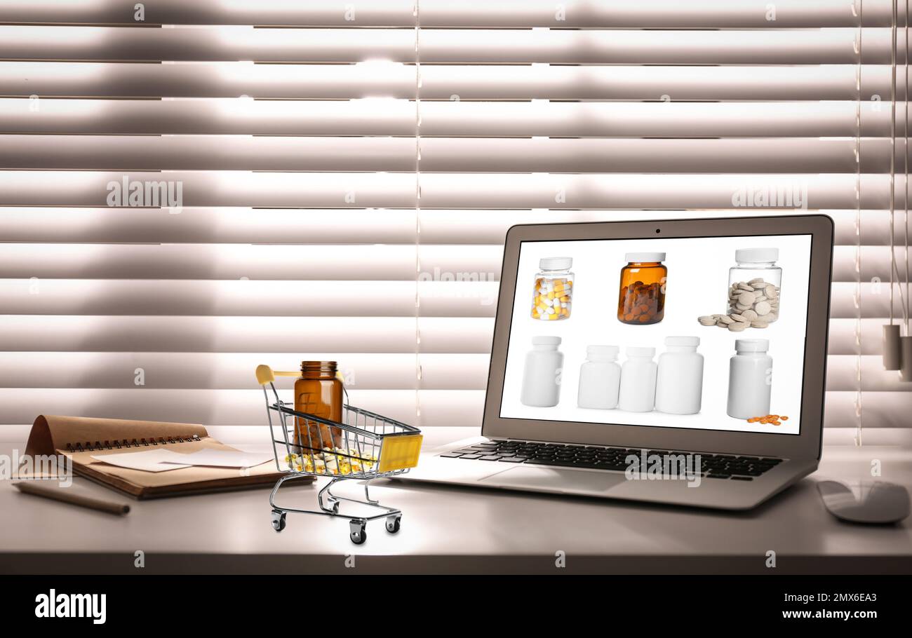 Commande de médicaments en ligne. Ordinateur portable moderne sur une table à l'intérieur Banque D'Images