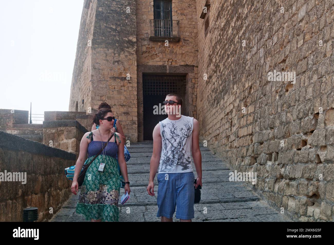 Frère et sœur marchant dans le Castel dell'Ovo Naples, Italie Banque D'Images