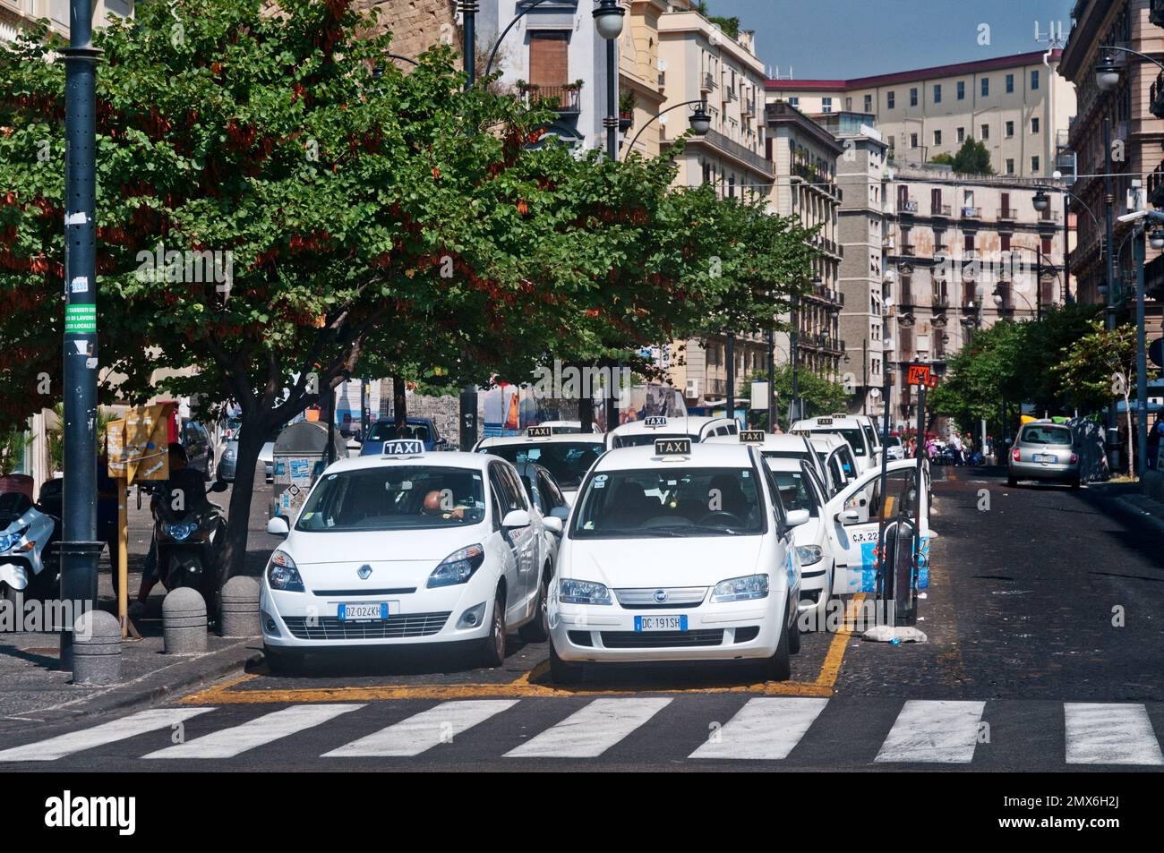 Taxis stationnés à côté d'un passage pour piétons à Naples, en Italie Banque D'Images