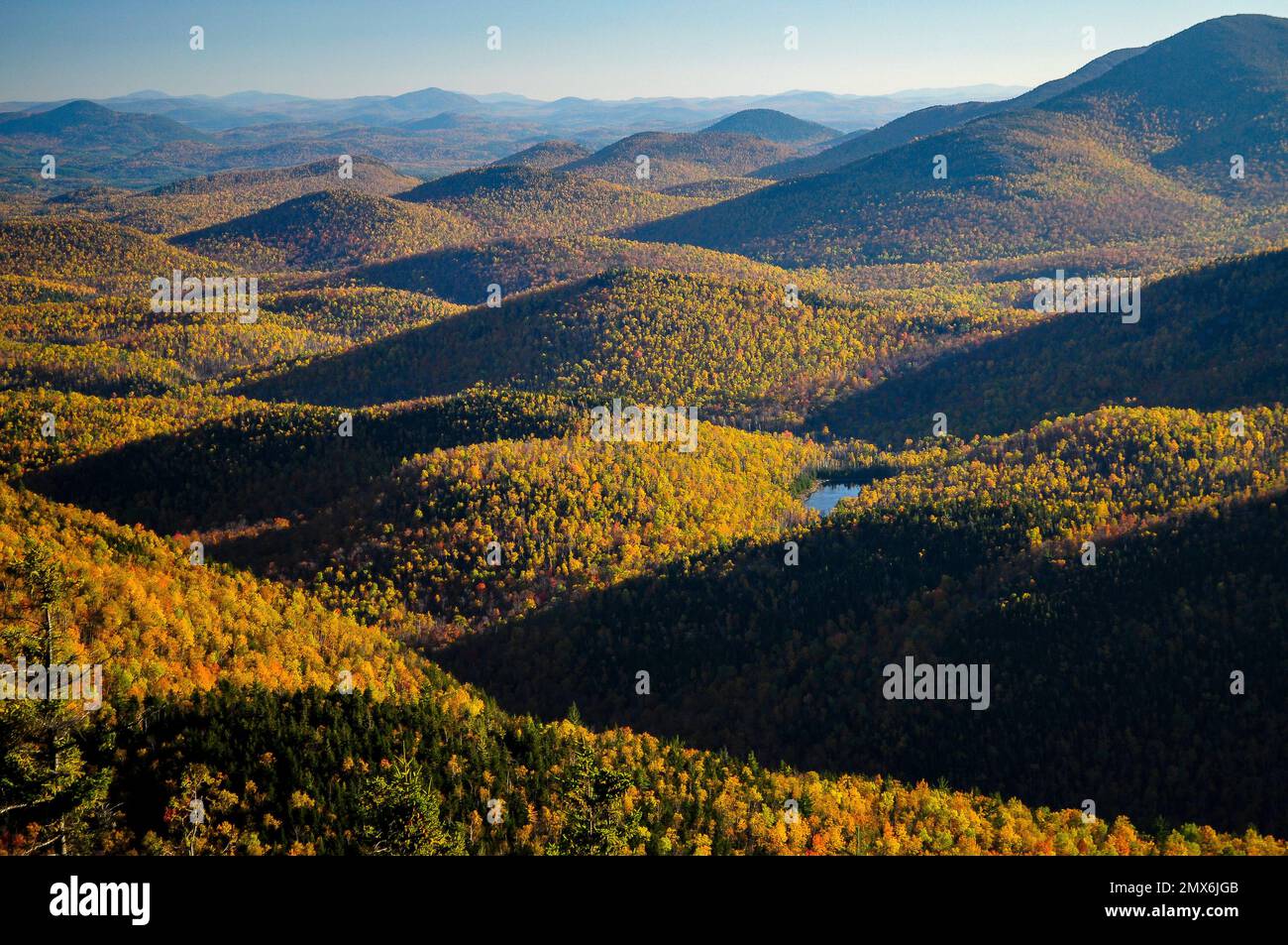 Vue depuis la montagne Giant, vue vers l'est dans les montagnes de l'État de New York Banque D'Images