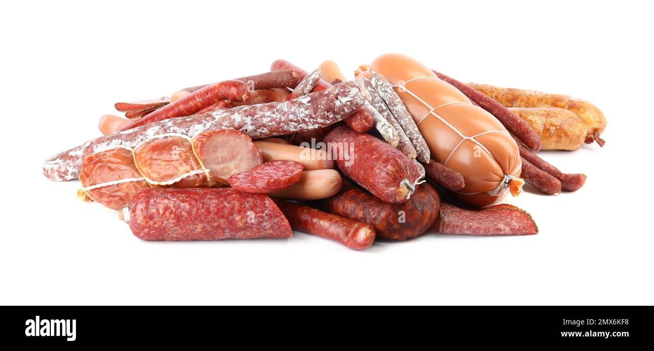 Différentes saucisses savoureuses sur fond blanc. Produit de viande Banque D'Images