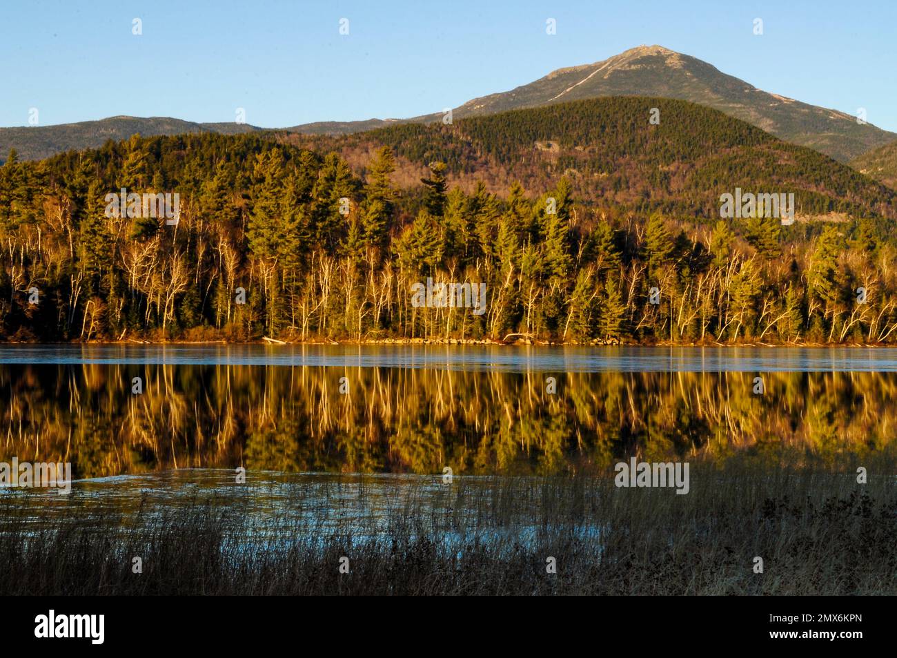 Whiteface Mt se reflète dans Connery Pond, dans les montagnes Adirondack de l'État de New York Banque D'Images