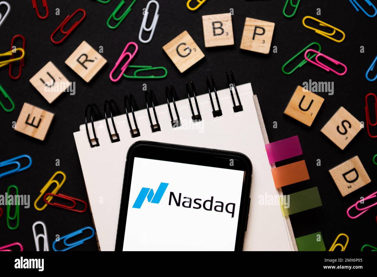 Sur cette photo, un logo Nasdaq apparaît sur un smartphone. Banque D'Images