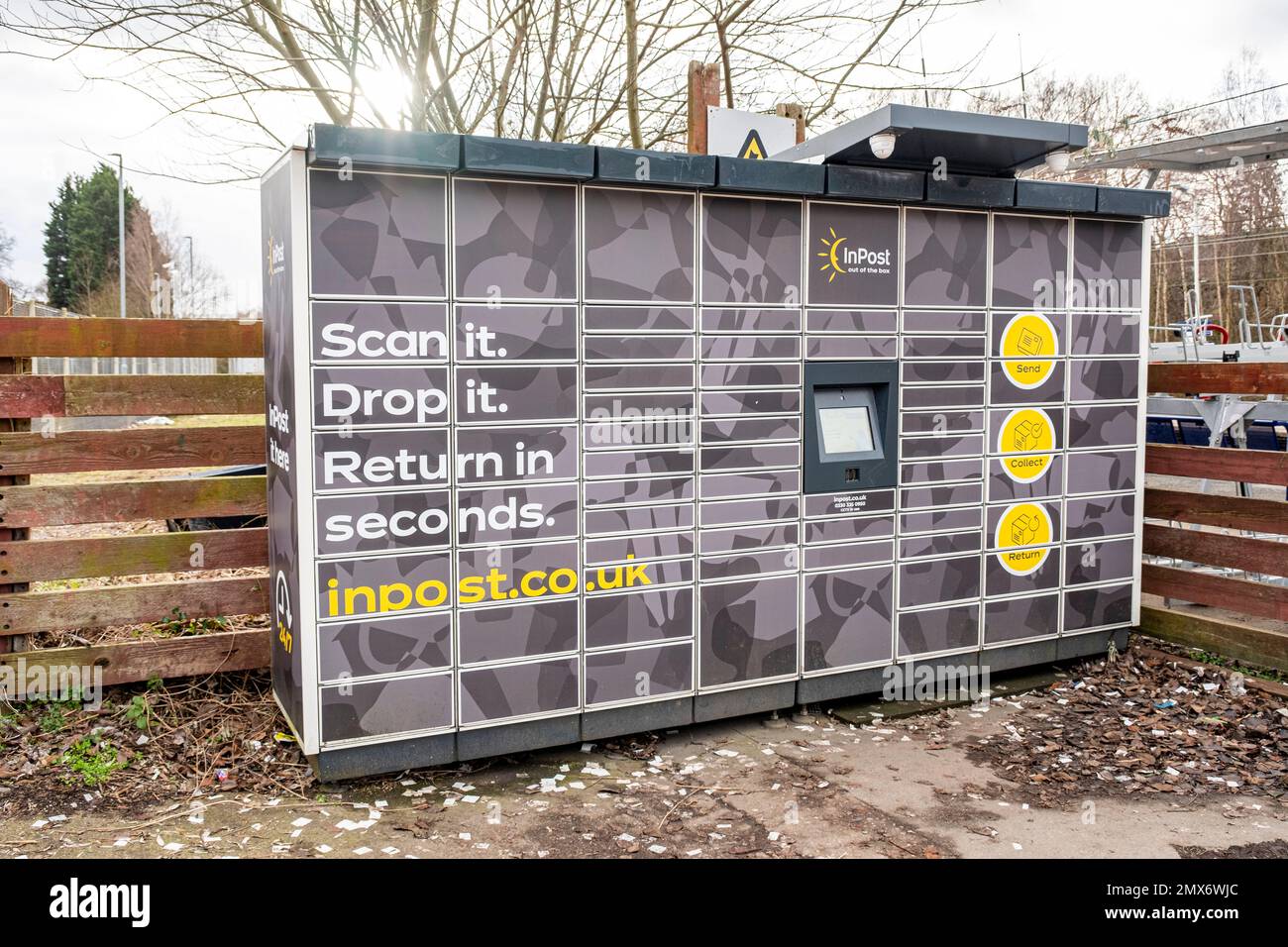 Point de service des casiers à colis InPost à la gare de Sandbach, Cheshire UK Banque D'Images