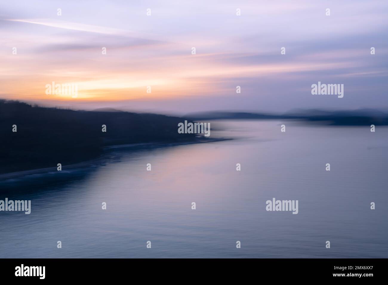 ICM, en mouvement de caméra, image abstraite floue de la mer Adradique au lever du soleil Banque D'Images