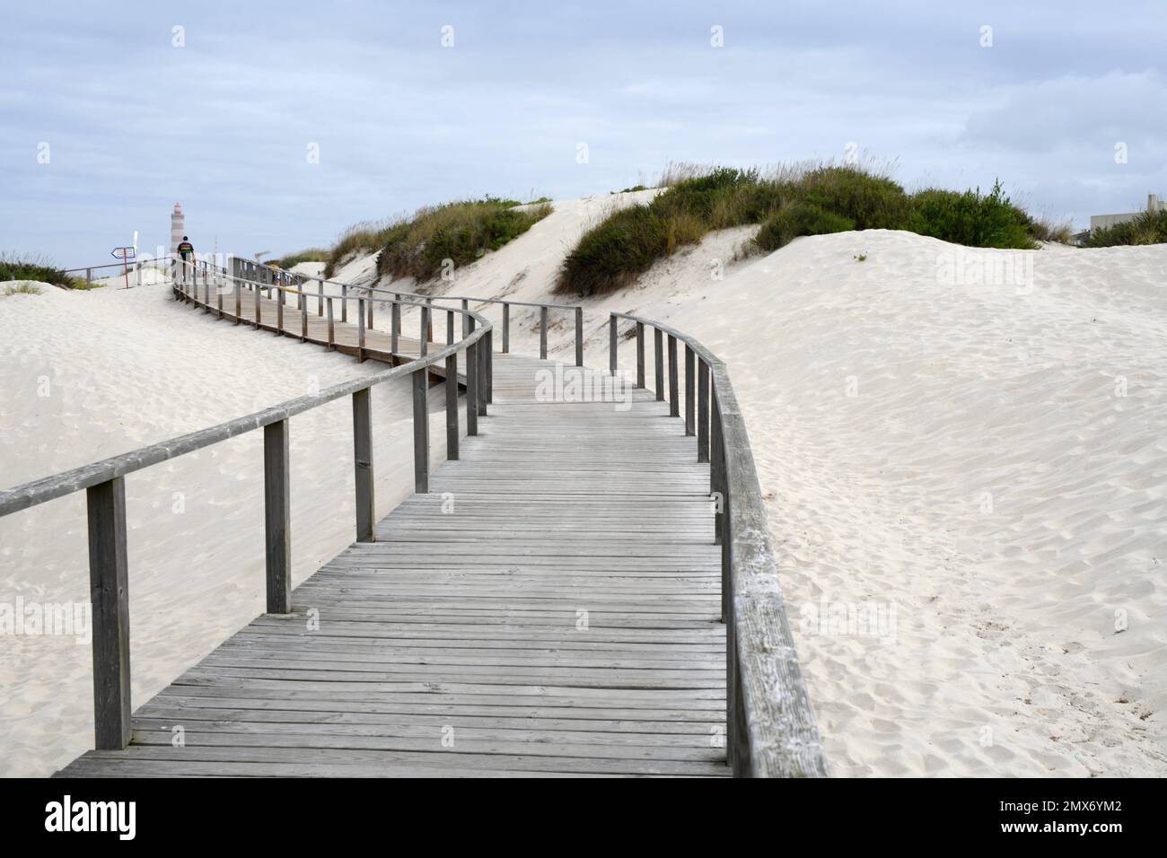 Barra (côte d'Aveiro), dunes et passerelle en bois. Région du Centro, Portugal. Banque D'Images