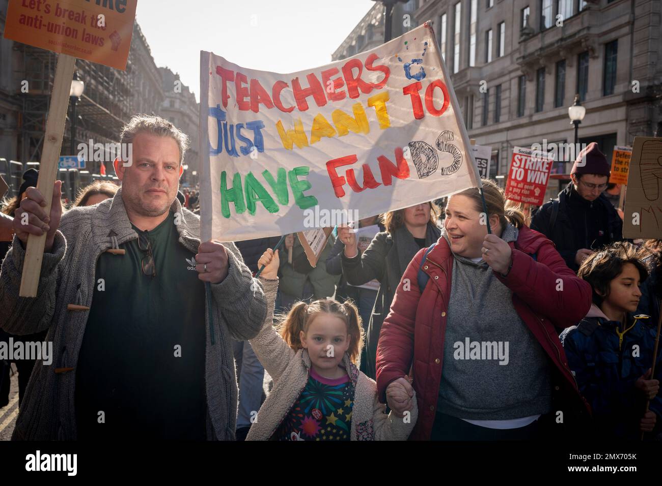 Les enseignants en grève du Syndicat de l'éducation des enseignants (NEU) ont organisé un rassemblement dans le centre de Londres le premier des sept jours d'action industrielle, le 1st février 2023, à Londres, en Angleterre. Ces travailleurs de l'éducation disent que les réductions de salaire à terme réelles conduisent à une crise du recrutement et de la rétention des emplois et que le gouvernement ne s'engage pas. Environ 85 % des écoles seront fermées en totalité ou en partie par la grève d'aujourd'hui. Banque D'Images