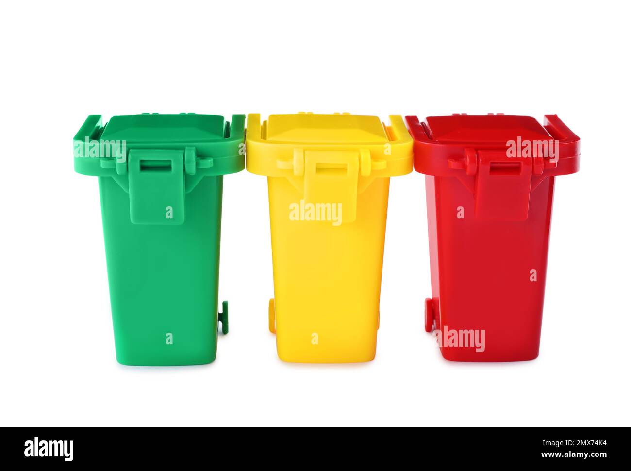 Mini bacs de recyclage de couleurs sur fond blanc Banque D'Images