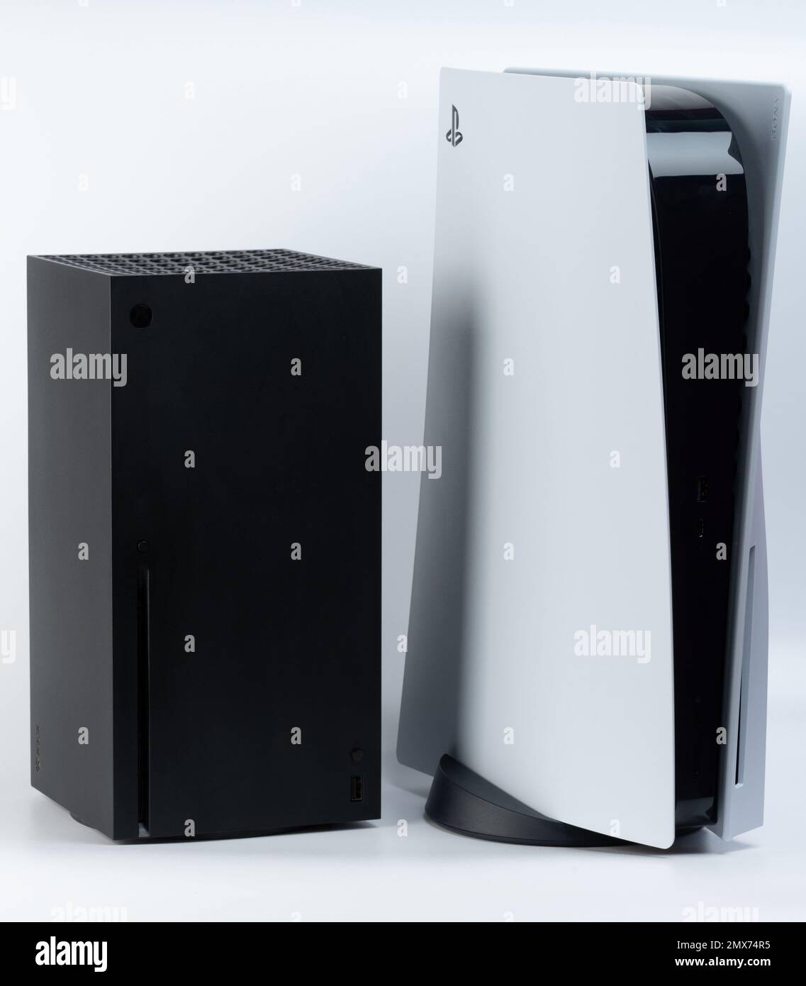 New york, Etats-Unis - 28 décembre 2022: Xbox série x et console sony PlayStation 5 sont isolés sur fond blanc de studio Banque D'Images