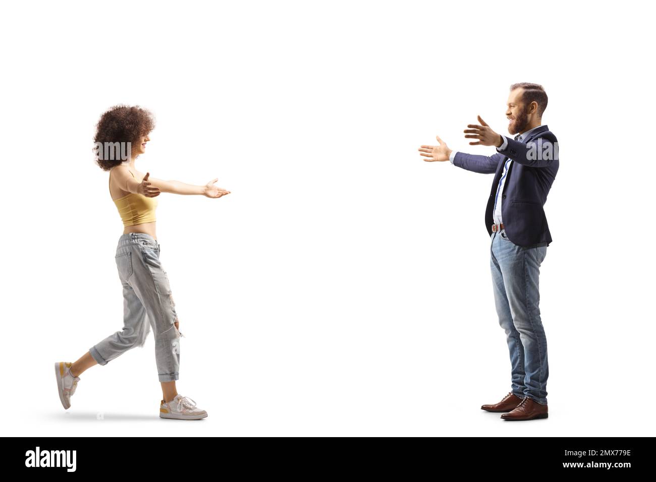 Photo pleine longueur d'une jeune femme marchant vers un homme avec des bras larges ouverts isolés sur fond blanc Banque D'Images