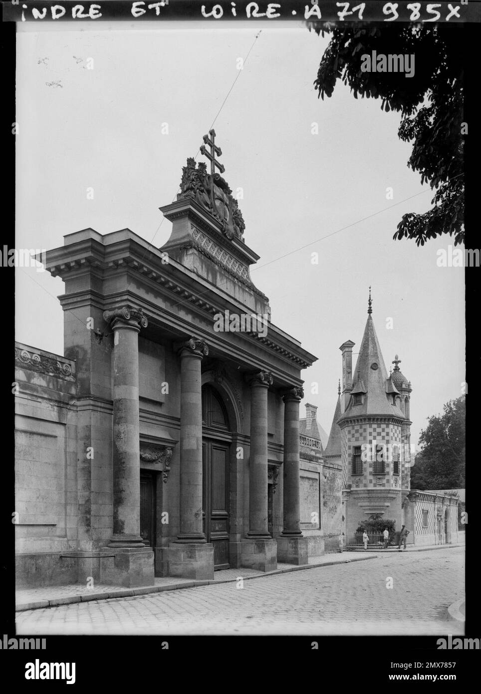 Tours, France le portail du Palais des Archevêques, actuel Musée des Beaux-Arts, place François Sicard, et une maison Renaissance à l'angle de la rue des Ursulines , 1909 - Centre de France - Auguste Léon - (juin) Banque D'Images
