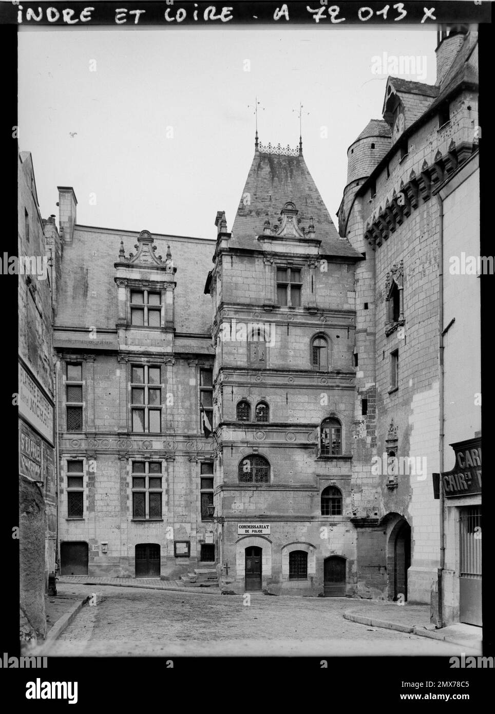 Loches, France la porte Picois et l'Hôtel de ville, vu de la rue  Saint-Antoine , 1909 - Centre de France - Auguste Léon - (juin Photo Stock  - Alamy