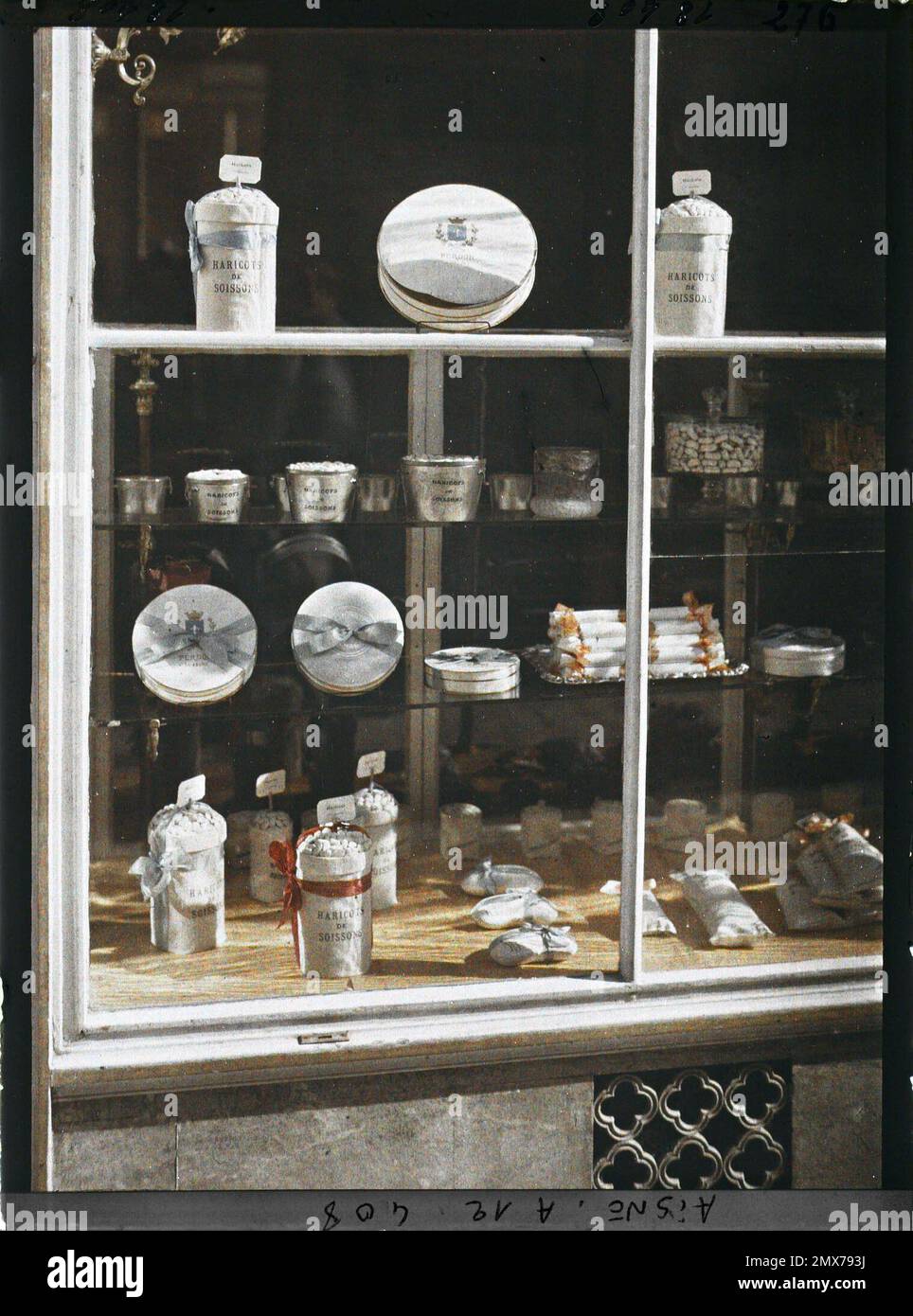 Soissons, Aisne, France confiserie Perdon, spécialité des amandes sucrées 'Beans of Soissons , 1917 - Aisne - Fernand Cuville (section photographique de l'armée) - (mai-juillet) Banque D'Images