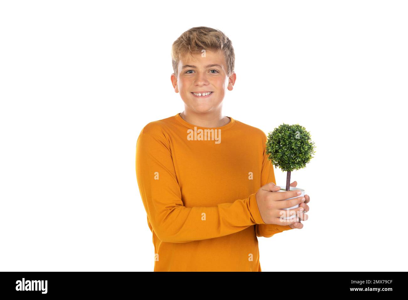 Adolescent blond avec t-shirt jaune isolé sur fond blanc Banque D'Images