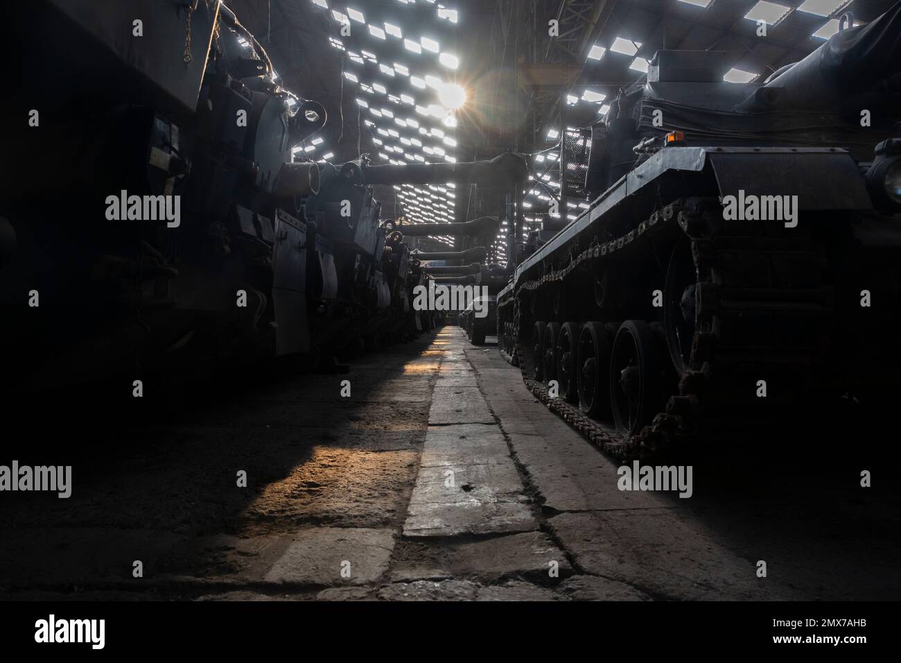 Belgique / Bruxelles, 2/2/2023 - l'homme qui voulait aider l'Ukraine: Dans les hangars, les léopards - 2/2/2023 - Belgique / Bruxelles / Bruxelles - tandis que les Européens doivent envoyer Léopards 2 et d'autres chars à l'Ukraine, quelque 500 chars lourds et légers (Léopards 1 et Cheetahs...) Sont stockés dans les hangars de la société de défense OIP Land Systems près de Tournais en Belgique. Ce chiffre en fait la plus grande collection privée de chars d'assaut d'Europe.) Freddy Versluys, le PDG, est prêt aux vendre et aux exporter dès qu'il reçoit les autorisations nécessaires de la part du véhicule Banque D'Images