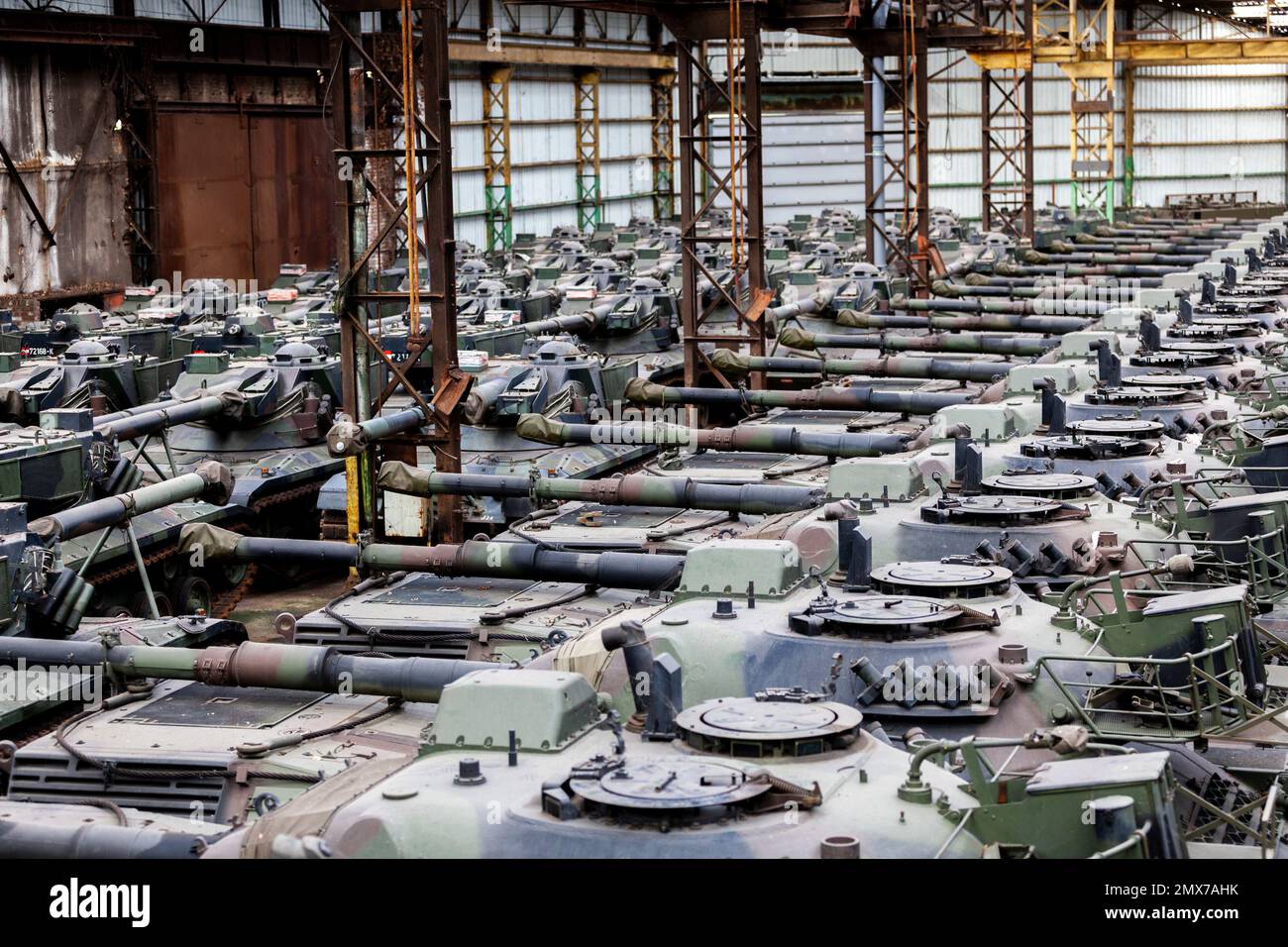 Belgique / Bruxelles, 2/2/2023 - l'homme qui voulait aider l'Ukraine: Dans les hangars, les léopards - 2/2/2023 - Belgique / Bruxelles / Bruxelles - tandis que les Européens doivent envoyer Léopards 2 et d'autres chars à l'Ukraine, quelque 500 chars lourds et légers (Léopards 1 et Cheetahs...) Sont stockés dans les hangars de la société de défense OIP Land Systems près de Tournais en Belgique. Ce chiffre en fait la plus grande collection privée de chars d'assaut d'Europe.) Freddy Versluys, le PDG, est prêt aux vendre et aux exporter dès qu'il reçoit les autorisations nécessaires de la part du véhicule Banque D'Images