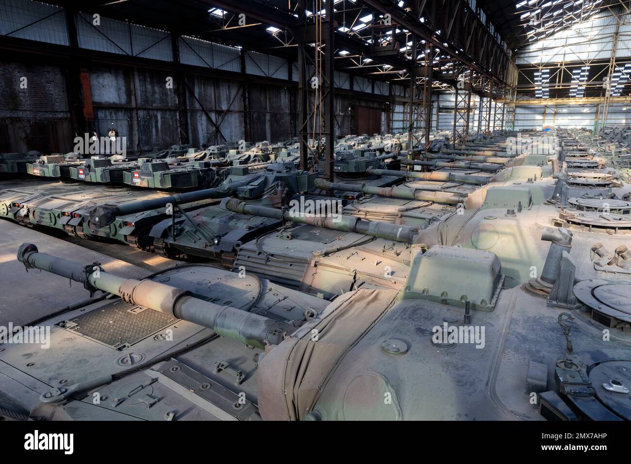 Belgique / Bruxelles, 2/2/2023 - l'homme qui voulait aider l'Ukraine: Dans les hangars, les léopards - 2/2/2023 - Belgique / Bruxelles / Bruxelles - tandis que les Européens doivent envoyer Léopards 2 et d'autres chars à l'Ukraine, quelque 500 chars lourds et légers (Léopards 1 et Cheetahs...) Sont stockés dans les hangars de la société de défense OIP Land Systems près de Tournais en Belgique. Ce chiffre en fait la plus grande collection privée de chars d'assaut d'Europe.) Freddy Versluys, le PDG, est prêt aux vendre et aux exporter dès qu'il reçoit les autorisations nécessaires de la part du véhicule Banque D'Images