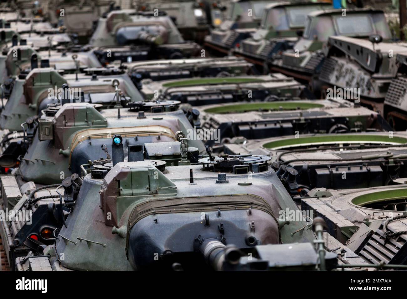 Belgique / Bruxelles, 2/2/2023 - l'homme qui voulait aider l'Ukraine: Dans les hangars, les léopards - 2/2/2023 - Belgique / Bruxelles / Bruxelles - tandis que les Européens doivent envoyer Léopards 2 et d'autres chars à l'Ukraine, quelque 500 chars lourds et légers (Léopards 1 et Cheetahs...) Sont stockés dans les hangars de la société de défense OIP Land Systems près de Tournais en Belgique. Ce chiffre en fait la plus grande collection privée de chars d'assaut d'Europe.) Freddy Versluys, le PDG, est prêt aux vendre et aux exporter dès qu'il reçoit les autorisations nécessaires de la part du véhicule Banque D'Images