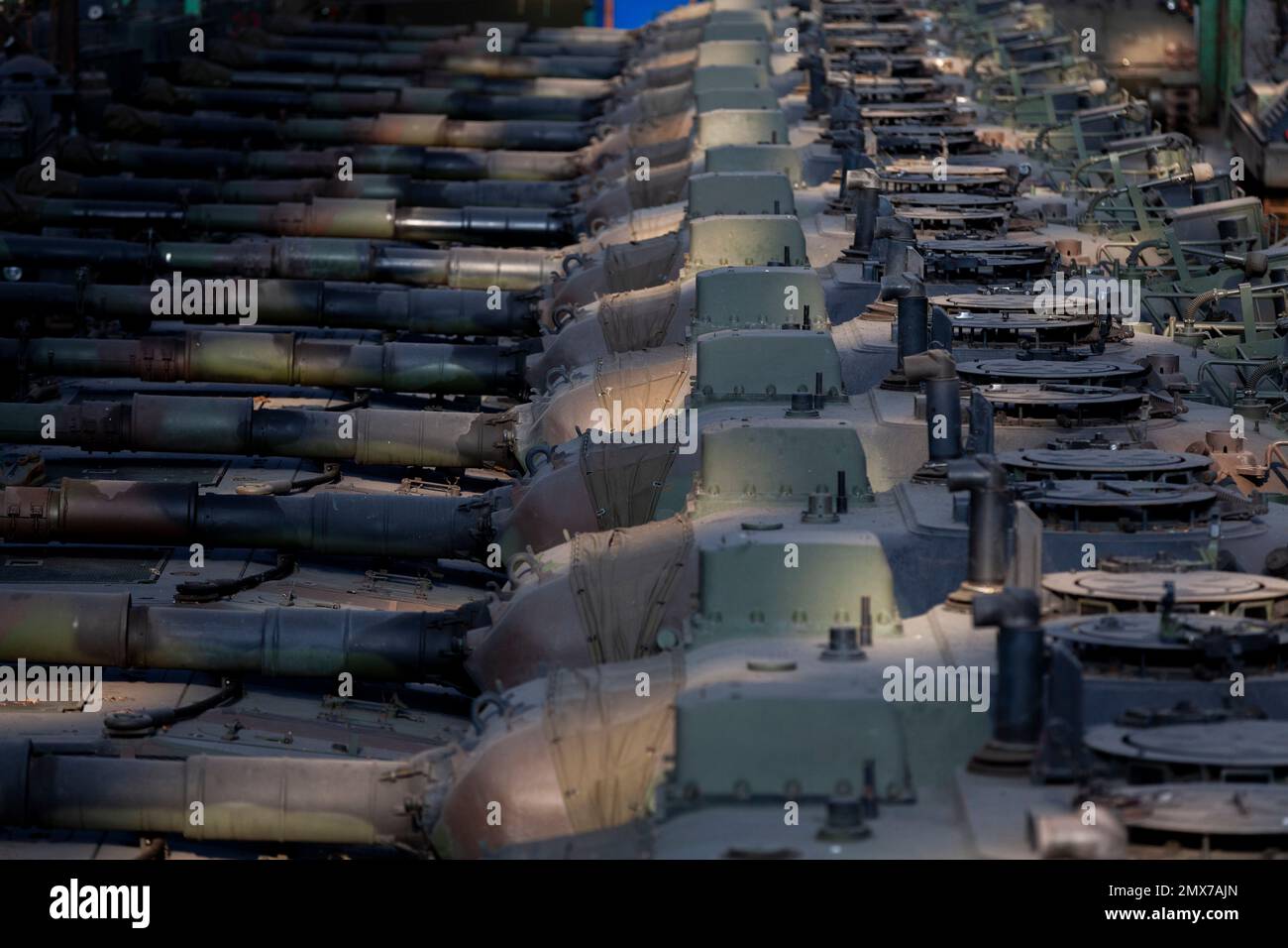 Belgique / Bruxelles, 2/2/2023 - l'homme qui voulait aider l'Ukraine: Dans les hangars, les léopards - 2/2/2023 - Belgique / Bruxelles / Bruxelles - tandis que les Européens doivent envoyer Léopards 2 et d'autres chars à l'Ukraine, quelque 500 chars lourds et légers (Léopards 1 et Cheetahs...) Sont stockés dans les hangars de la société de défense OIP Land Systems près de Tournais en Belgique. Ce chiffre en fait la plus grande collection privée de chars d'assaut d'Europe.) Freddy Versluys, le PDG, est prêt aux vendre et aux exporter dès qu'il reçoit les autorisations nécessaires de la part du véhicule Banque D'Images