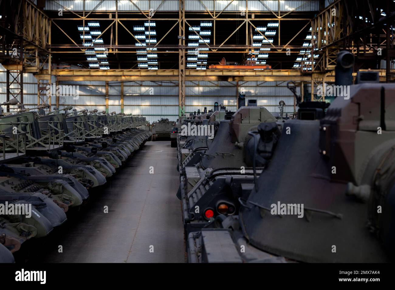 Belgique / Bruxelles, 2/2/2023 - l'homme qui voulait aider l'Ukraine: Dans les hangars, les léopards - 2/2/2023 - Belgique / Bruxelles / Bruxelles - tandis que les Européens doivent envoyer Léopards 2 et d'autres chars à l'Ukraine, quelque 500 chars lourds et légers (Léopards 1 et Cheetahs...) Sont stockés dans les hangars de la société de défense OIP Land Systems près de Tournais en Belgique. Ce chiffre en fait la plus grande collection privée de chars d'assaut d'Europe.) Freddy Versluys, le PDG, est prêt aux vendre et aux exporter dès qu'il reçoit les autorisations nécessaires de la part du véhicule Banque D'Images