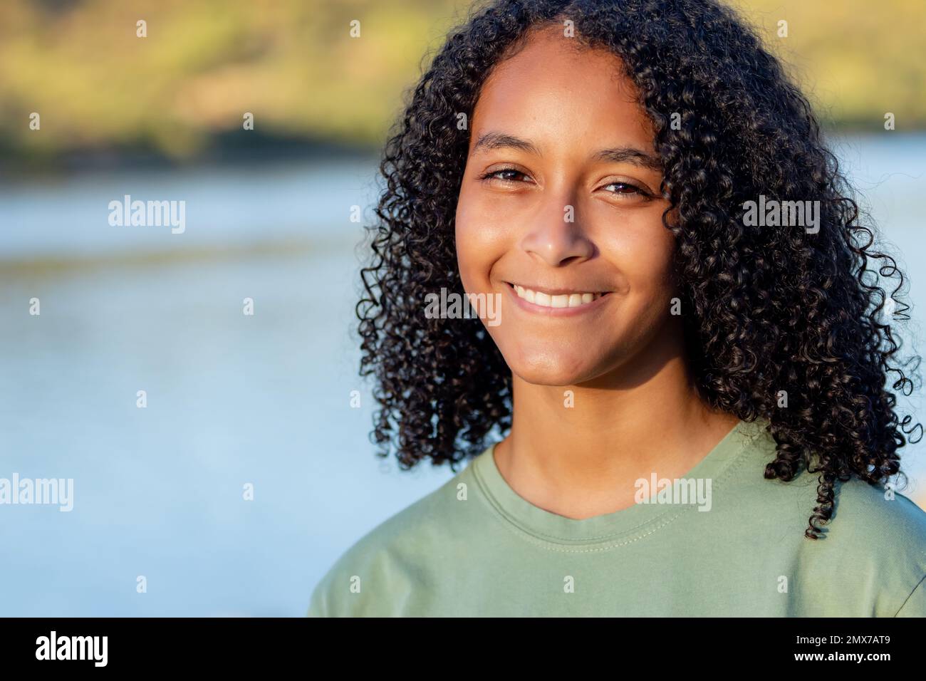 Bonne femme noire en vacances à la campagne pour l'aventure, la paix et le calme en été. Portrait d'une fille africaine avec le sourire pour des vacances de voyage Banque D'Images