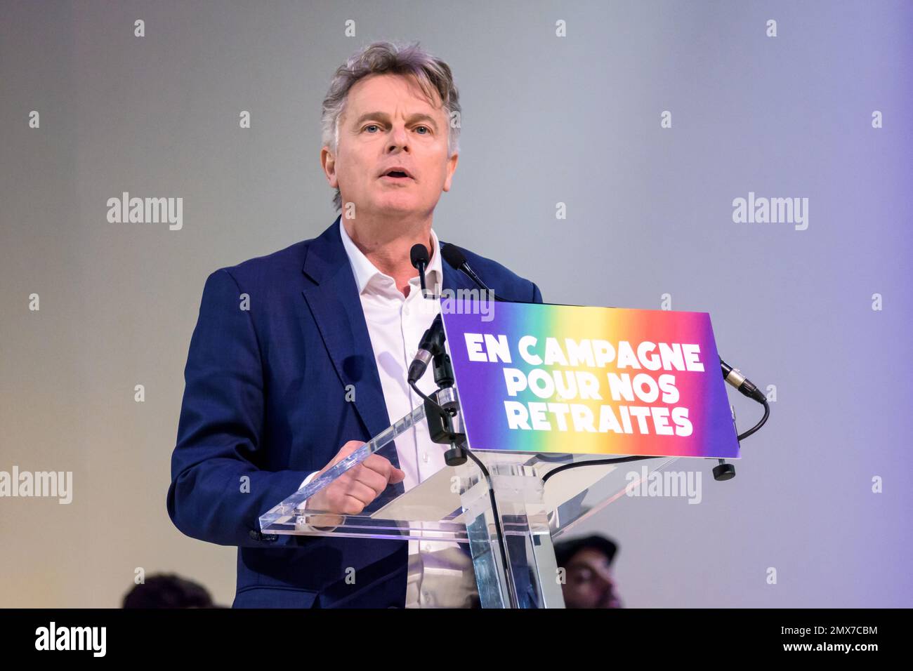 Le député français Fabien Roussel prononce un discours lors d'un rassemblement de la Nouvelle Union populaire et sociale (NUPES) contre la réforme des retraites. Banque D'Images