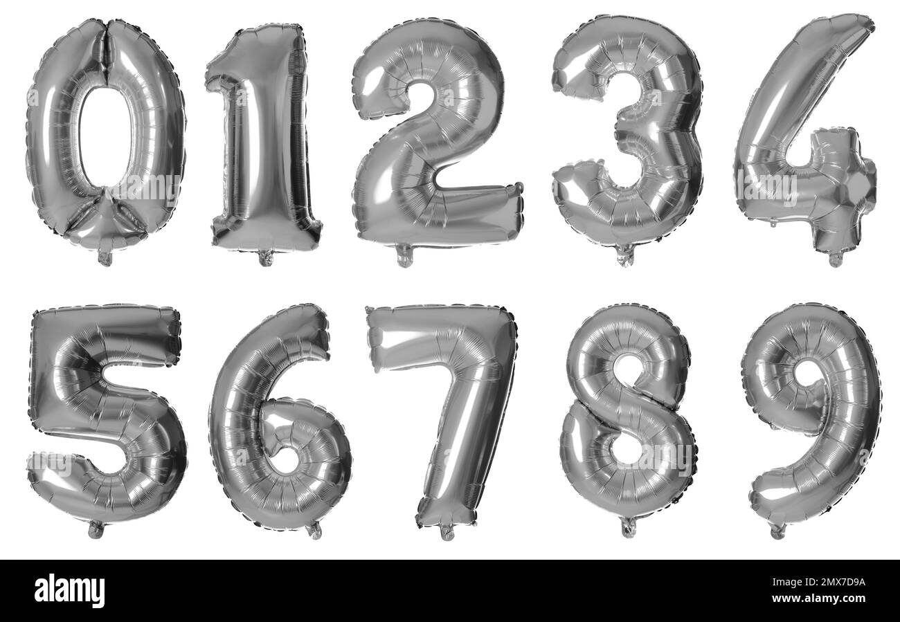 Ensemble avec ballons argentés en forme de chiffres sur fond blanc Banque D'Images