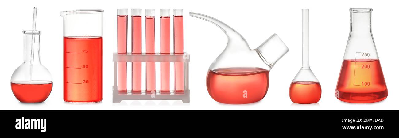 Jeu de verrerie de laboratoire avec liquide rouge sur fond blanc. Bannière Banque D'Images