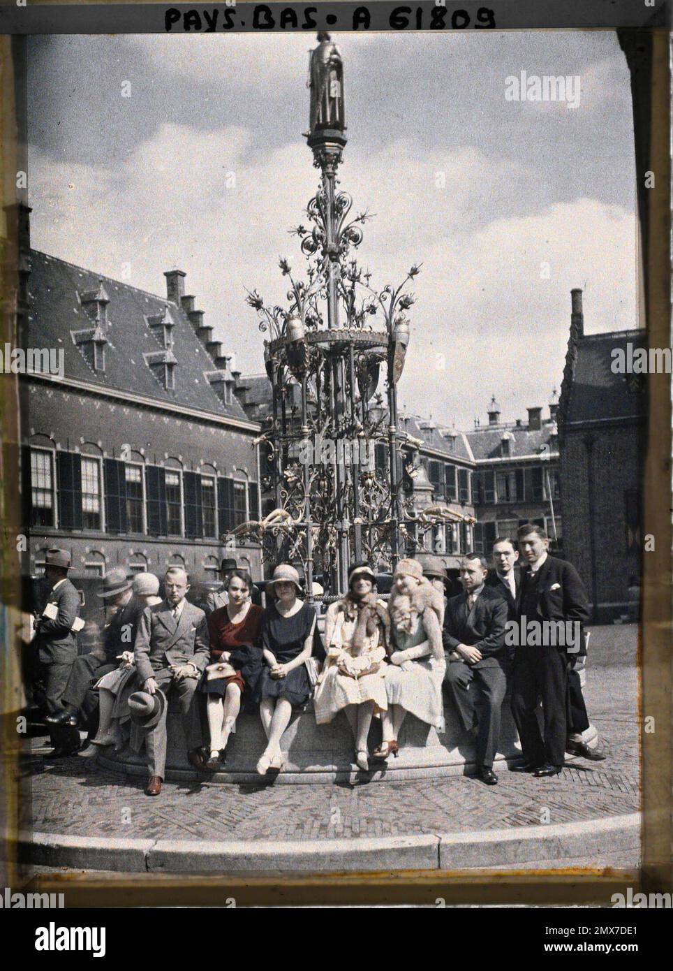 La Haye, pays-Bas Groupe de journalistes assis sur la Margelle de la fontaine en fer forgé, érigée par Cuyper, portant la statue du comte Guillaume II de Jünger , 1929 - pays-Bas - Stéphane Passet - (17-31 août) Banque D'Images