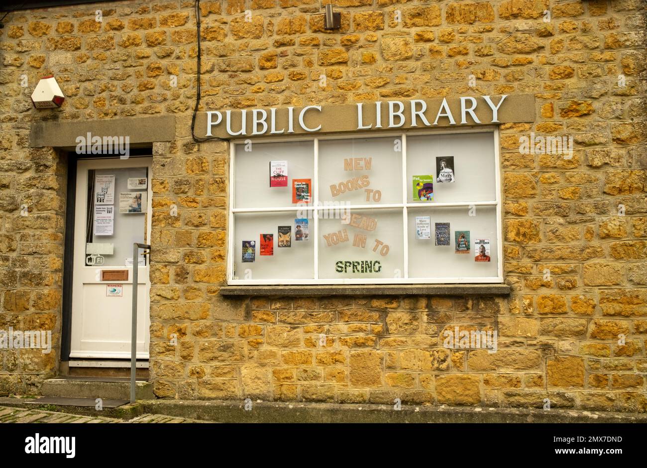 Février 2023 - la fenêtre de la bibliothèque publique avec exposition dans la ville rurale de Castle Cary, Somerset, Angleterre, Royaume-Uni Banque D'Images