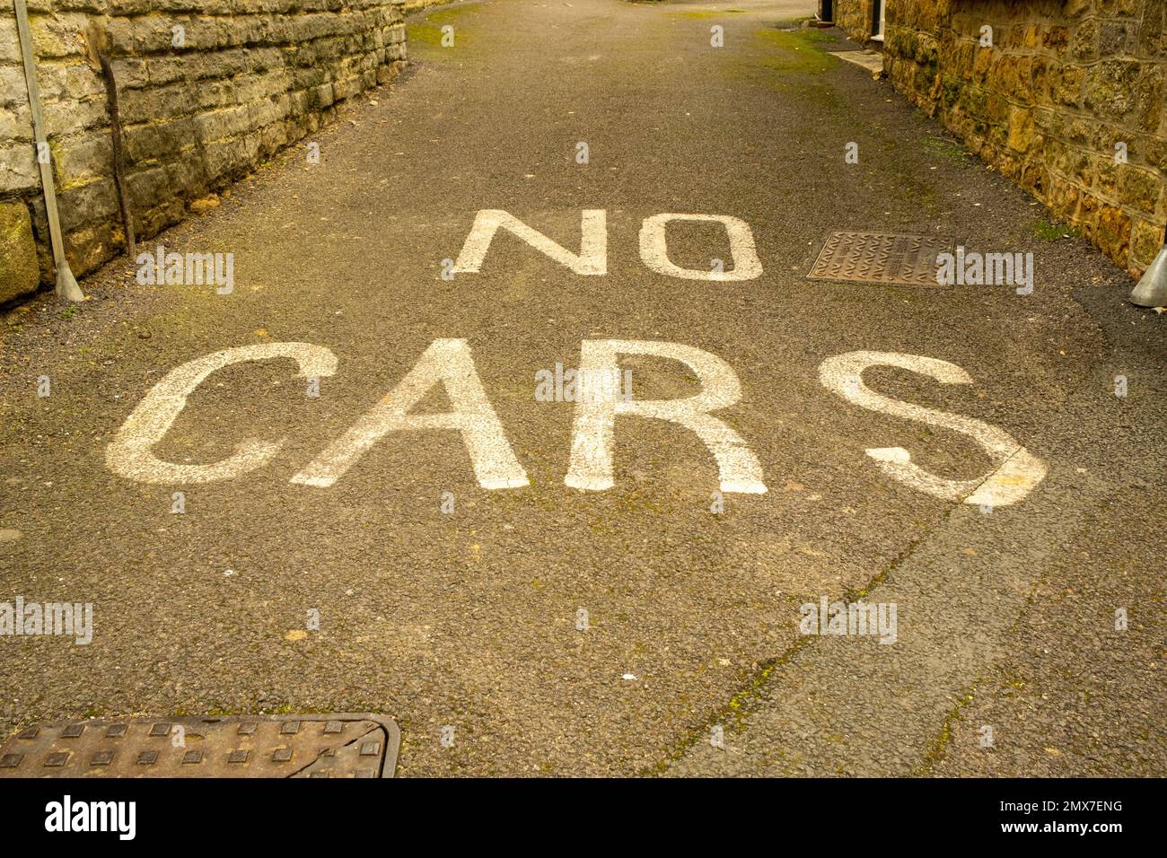 Février 2023 - aucun signe de voiture peint sur la route à Castle Cary, Somerset, Angleterre, Royaume-Uni Banque D'Images