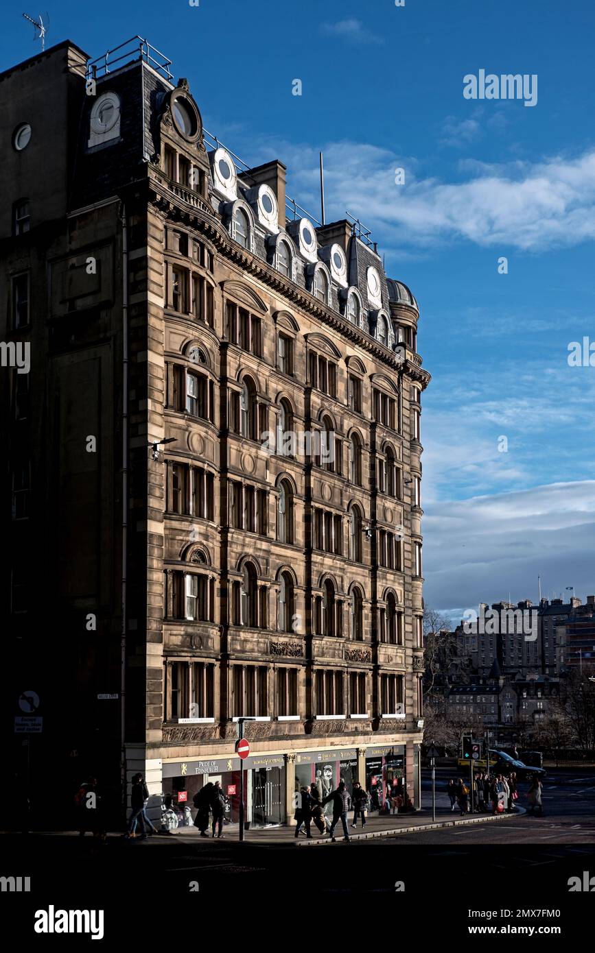 Soleil d'hiver frappant le côté de l'hôtel Old Waverley à l'extrémité est de Princes Street à Édimbourg, Écosse, Royaume-Uni. Banque D'Images