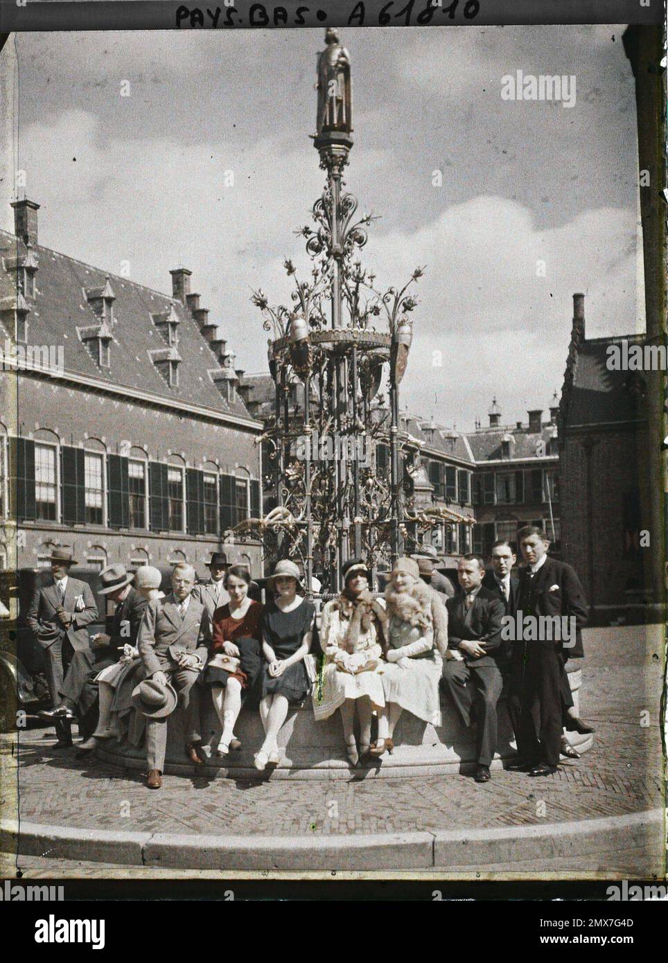 La Haye, pays-Bas Groupe de journalistes assis sur la Margelle de la fontaine en fer forgé, érigée par Cuyper en 1836, portant la statue du comte Guillaume II de Jünger , 1929 - pays-Bas - Stéphane Passet - (17-31 août) Banque D'Images