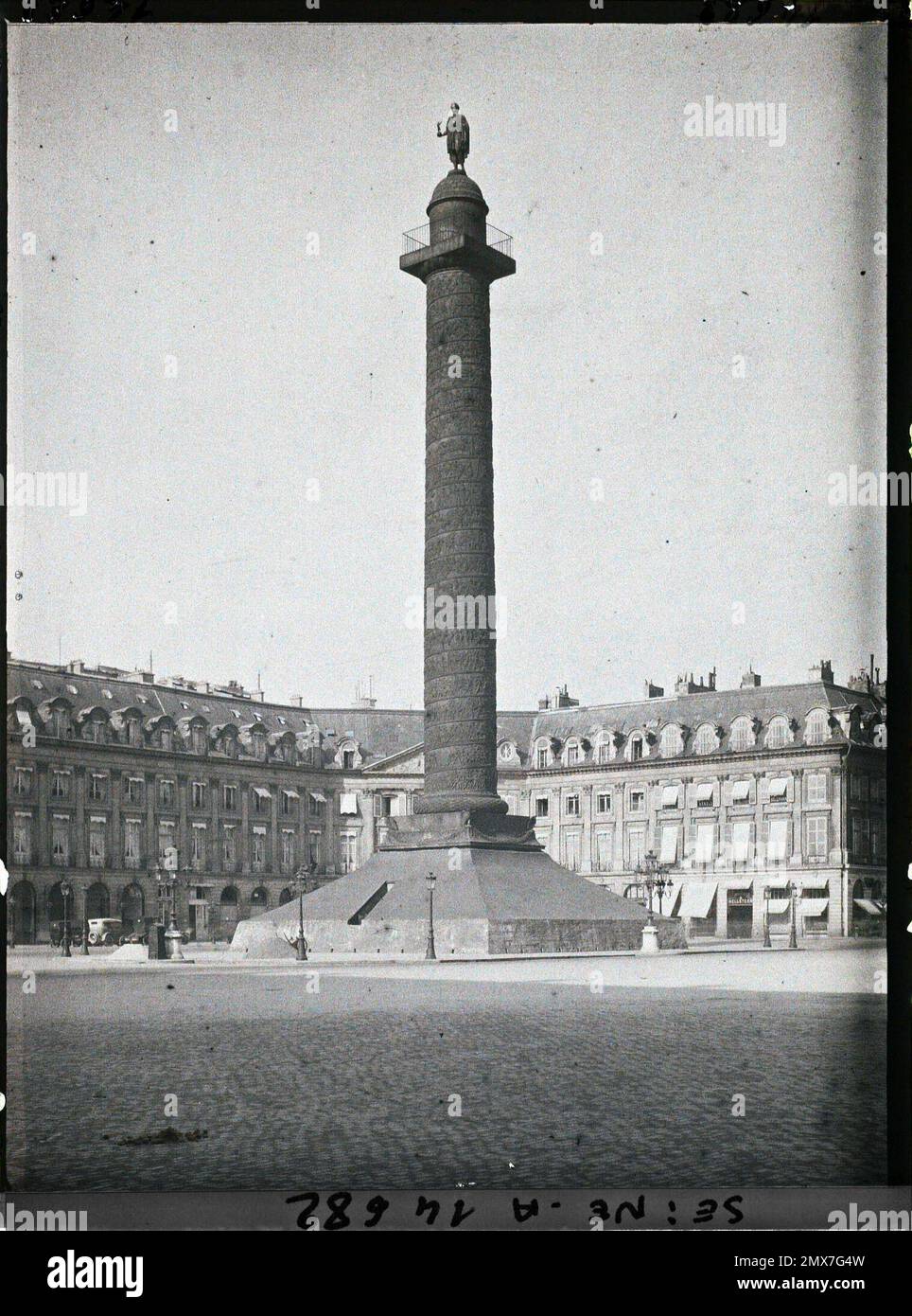 Paris (1st arr.), France la colonne Vendôme protégée contre les bombardements , Banque D'Images