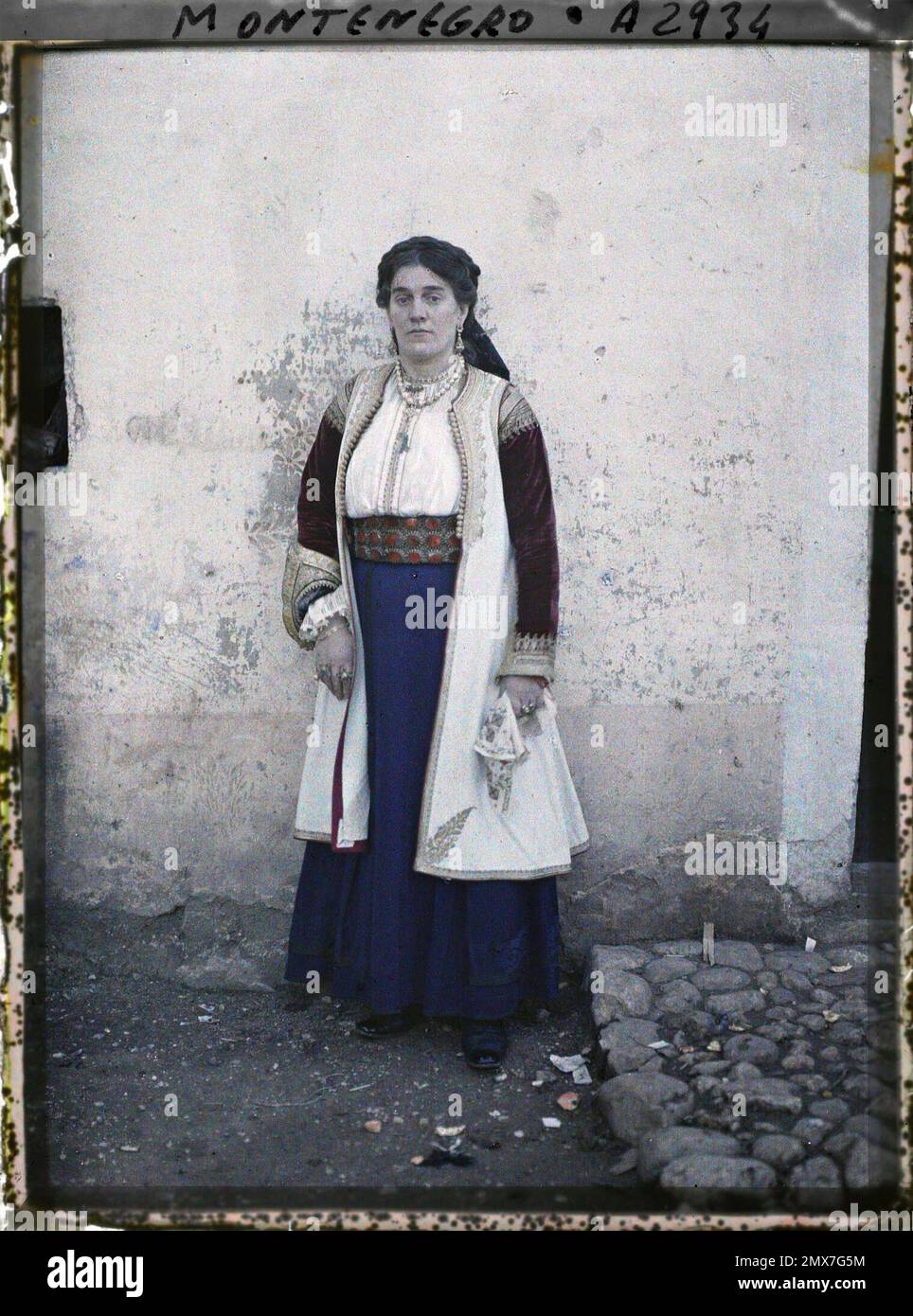 Cetinje, Monténégro une femme habillée d'objets anciens (debout) , 1913 - Balkans, Italie - Jean Brunhes et Auguste Léon - (septembre - 23 octobre) Banque D'Images