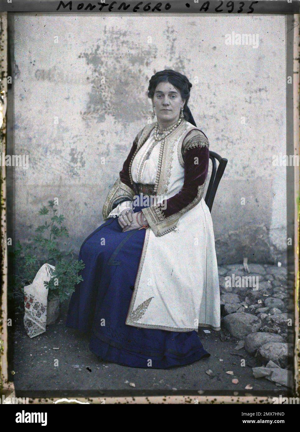 Cetinje, Monténégro une femme habillée d'objets anciens , 1913 - Balkans, Italie - Jean Brunhes et Auguste Léon - (septembre - 23 octobre) Banque D'Images