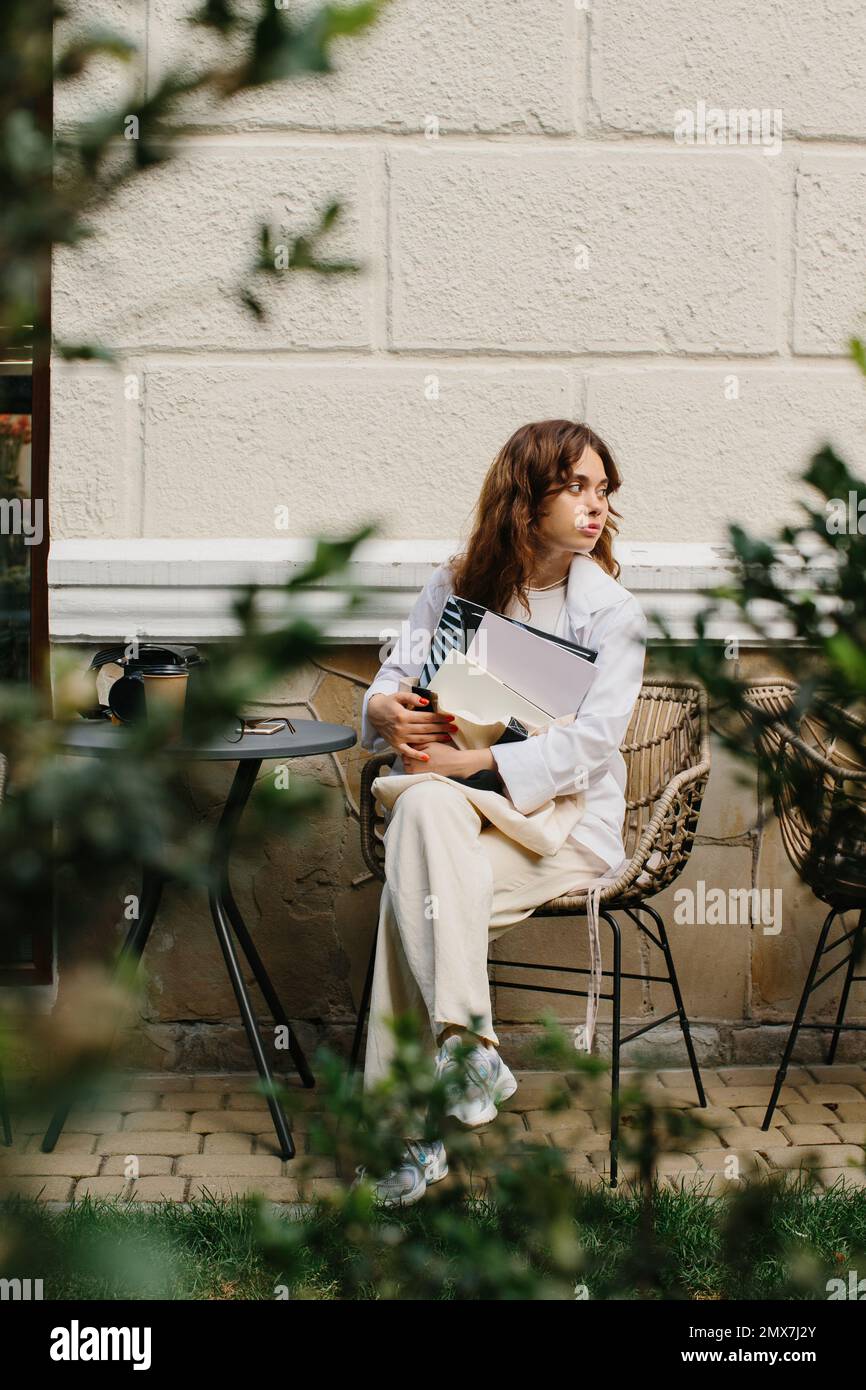 Maquette d'un magazine ou d'un livre. La fille se détend dans le jardin d'été et lit un livre. Banque D'Images