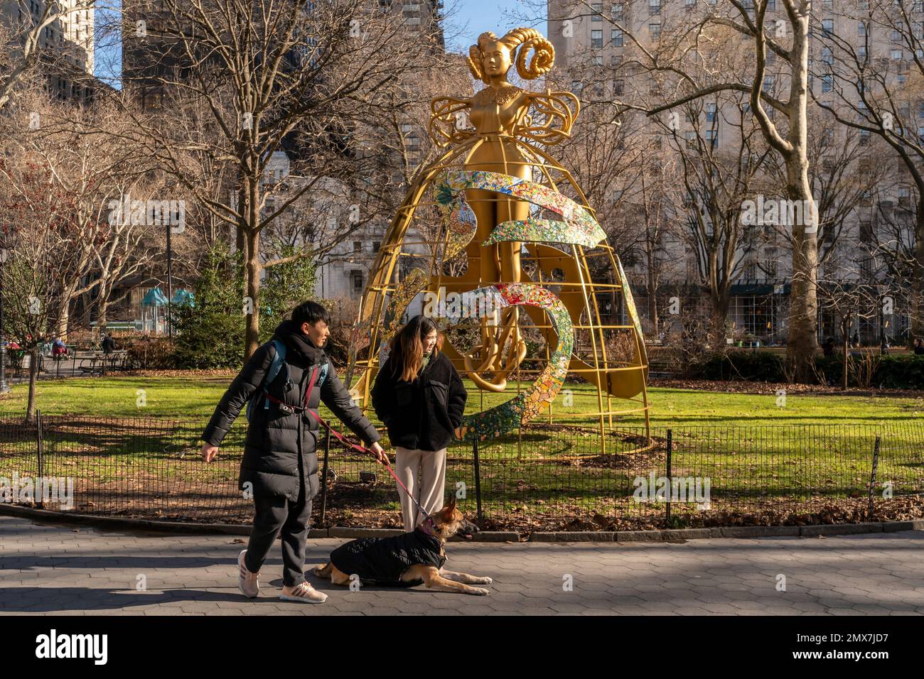 "Havah ... respirer, air, vie" par l'artiste Shahzia Sikander est vu sur une pelouse dans le parc Madison Square à New York mardi, 24 janvier 2023. L'exposition se compose de trois parties, cette sculpture à jupe, une figure sur le toit du palais de justice de la division d'appel, de l'autre côté de la rue et une application de réalité augmentée. (© Richard B. Levine) Banque D'Images