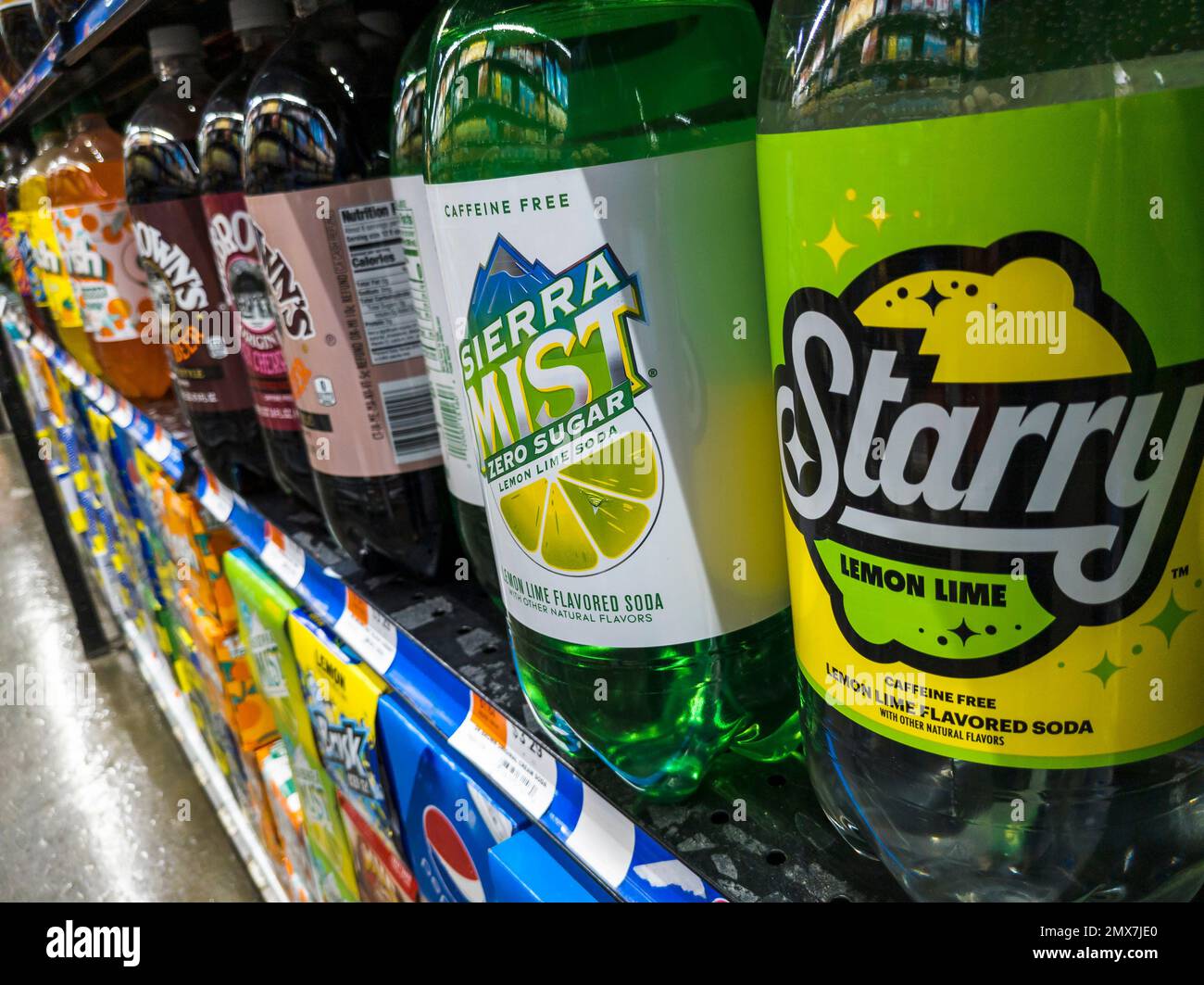 Bouteilles de Starry avec d'autres produits Pepsi-Cola dans un supermarché à New York le dimanche, 29 janvier 2023. Starry remplace Sierra Mist comme produit aromatisé aux agrumes. (© Richard B. Levine) Banque D'Images