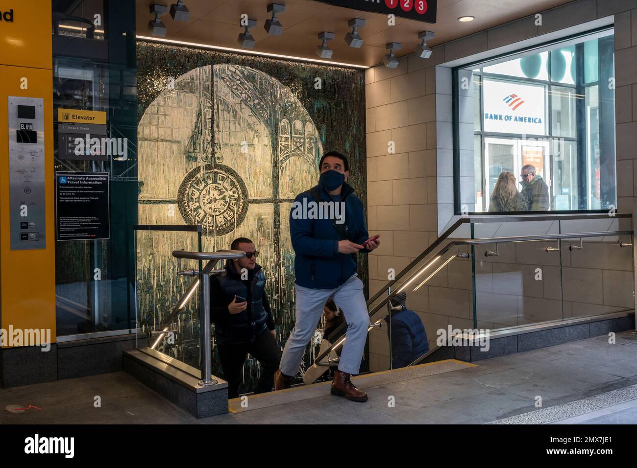 Les voyageurs quittent l'entrée de la gare Penn Station 33rd et de la septième Avenue récemment dévoilée à Midtown Manhattan, à New York, samedi, 28 janvier 2023. L'entrée présente une mosaïque de l'artiste Diana Al-Hadid appelée « l'heure » basée sur une photographie de l'horloge accrochée à la station d'origine de Pennsylvanie. (© Richard B. Levine) Banque D'Images