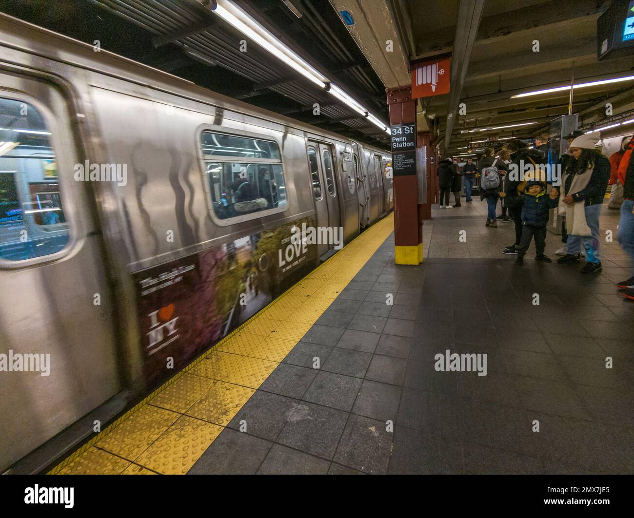 Le train C arrive à la station de métro 34 St-Penn à New York le dimanche, 29 janvier 2023. (© Richard B. Levine) Banque D'Images