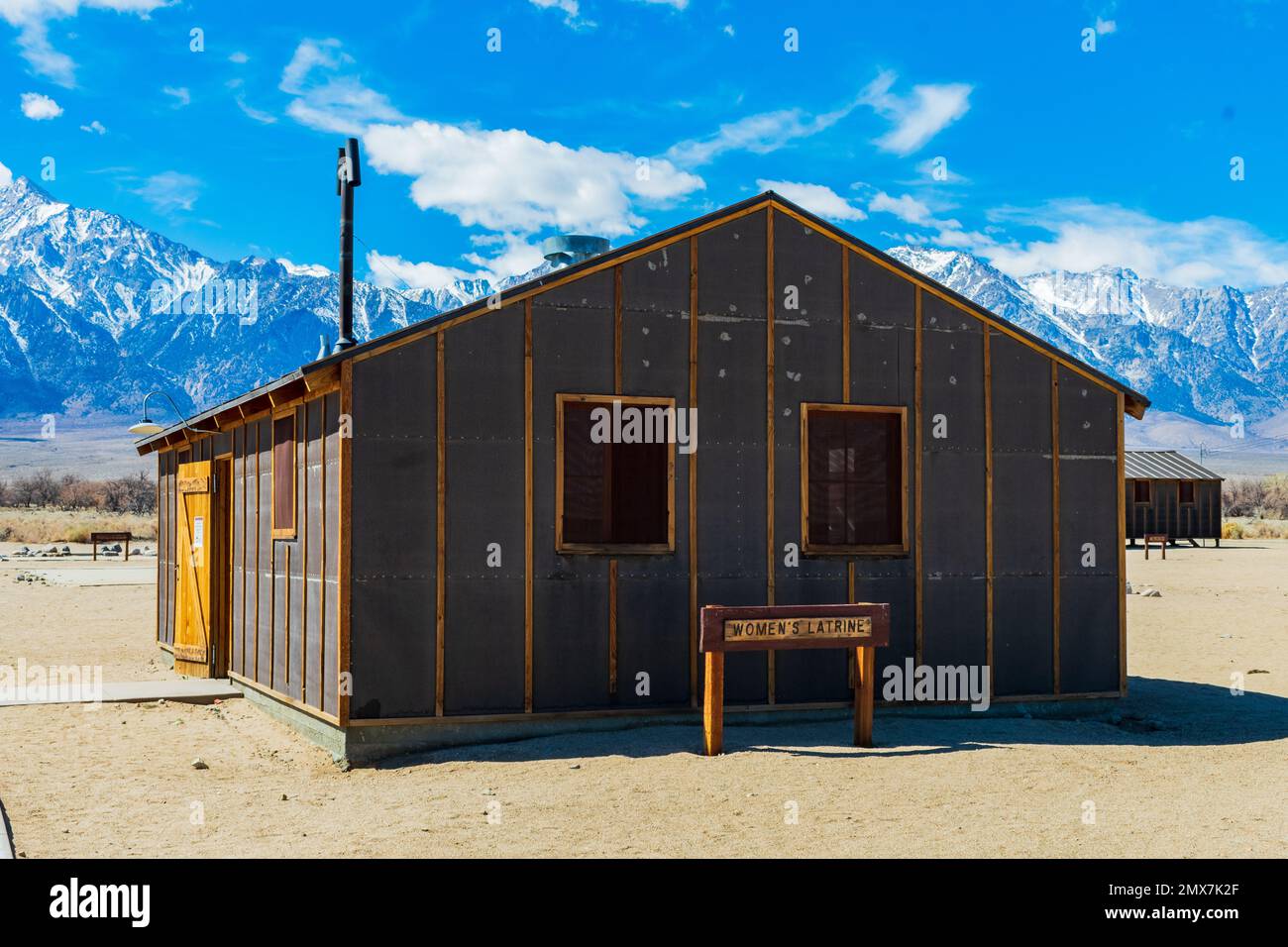 Independence, CA USA - 9 MARS 2022 : exposition de latrines féminines, Manzanar War Relocation Centre Banque D'Images