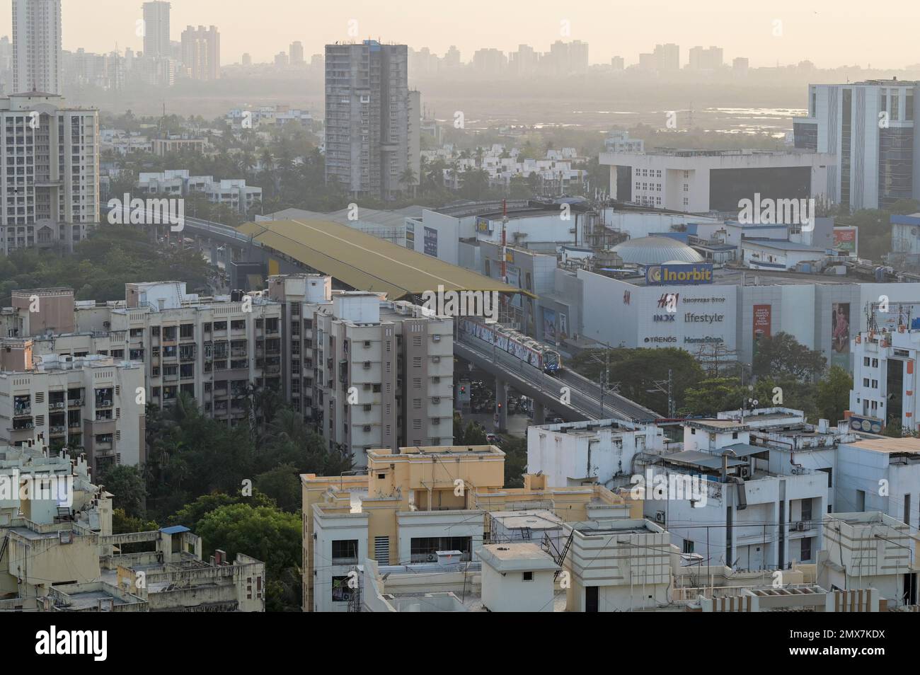 INDE, Mumbai, gratte-ciel dans la banlieue de Goregoan, centre commercial Inorbite et bâtiment de centre d'appels, station pour le nouveau métro lien de la ville / INDIEN, Mumbai, Stadtteil Goregoan, centre commercial Inorbite und Bürogebäude von Callcentn, neue Metrolink S-Bahn Linie Banque D'Images