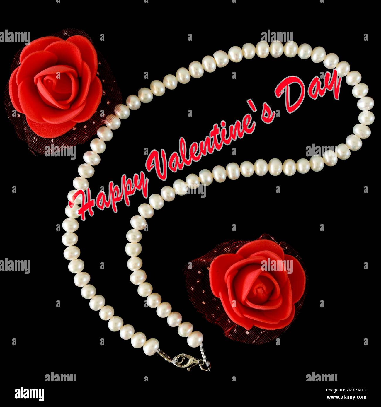 Collier de perles et formes de fleur rose rouge sur fond noir, concept de Saint Valentin avec texte. Banque D'Images