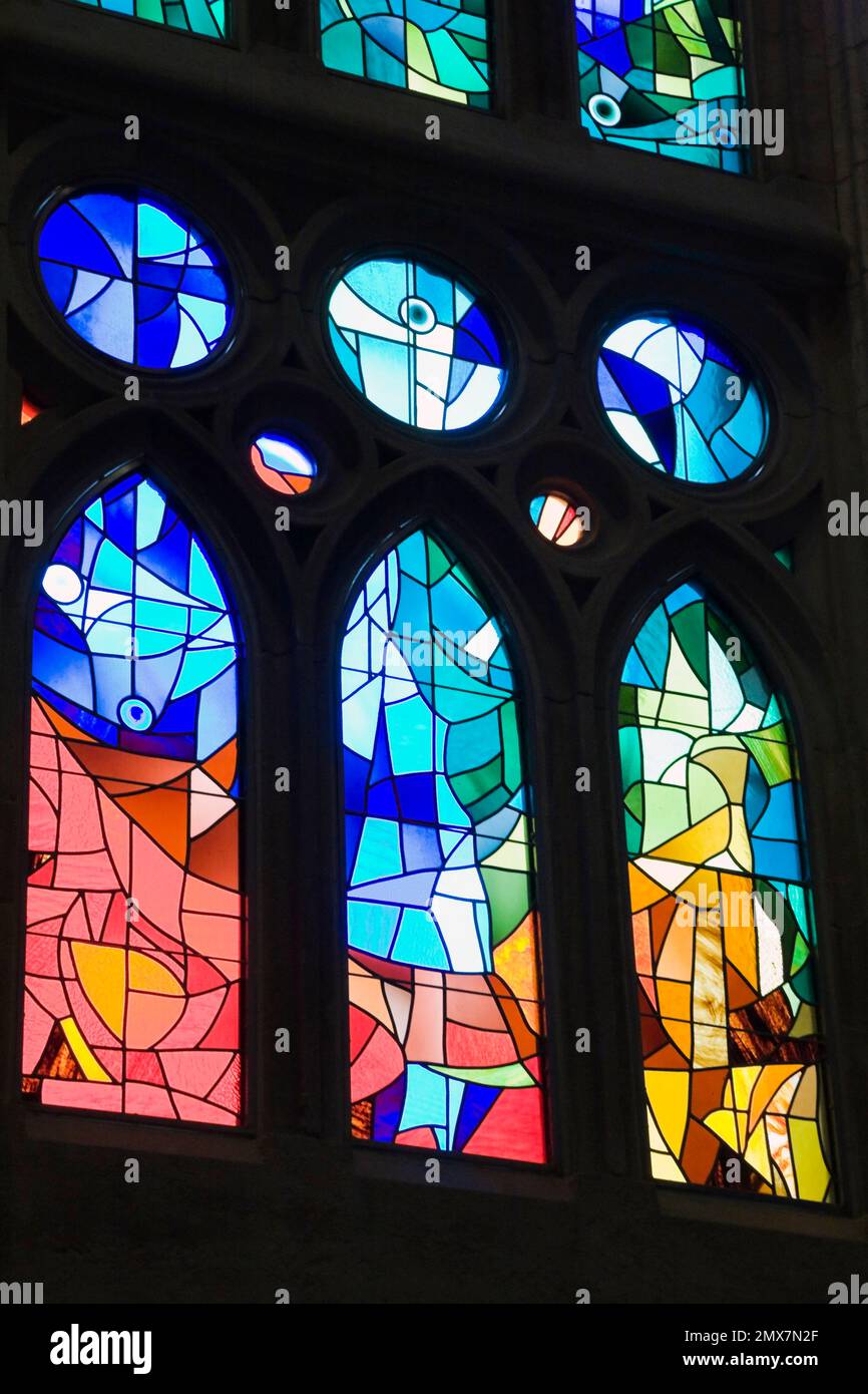 Vitrail à l'intérieur de la basilique de la Sagrada Familia par le célèbre architecte Antoni Gaudi, Barcelone, Espagne. Banque D'Images